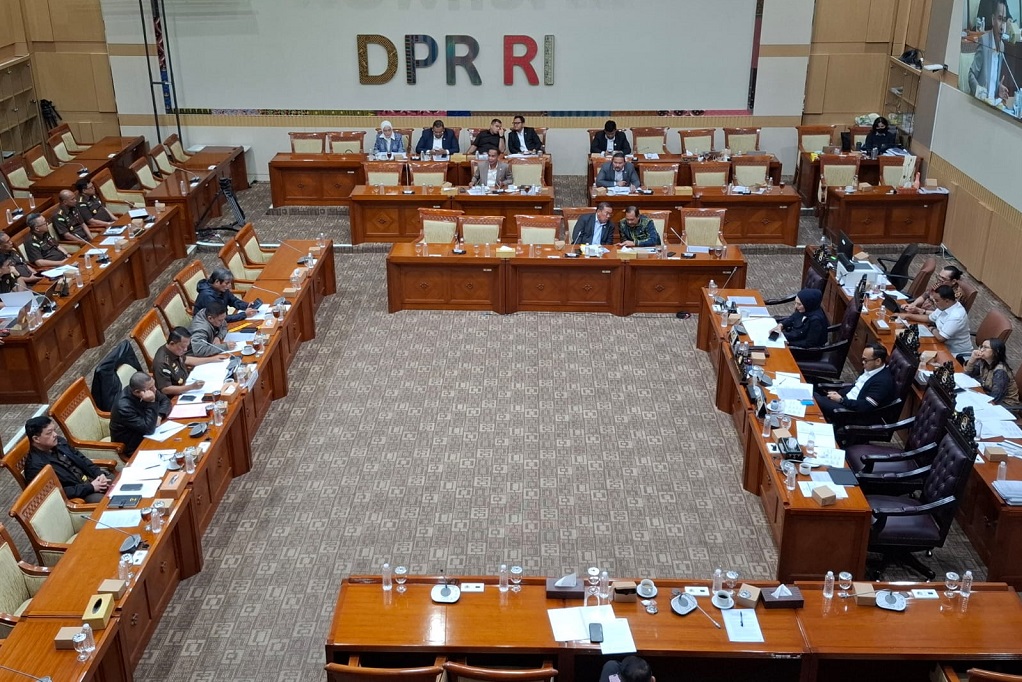 DPR Cecar Jampidsus soal Prajurit TNI Jaga Kejaksaan: Ada Kedaruratan?