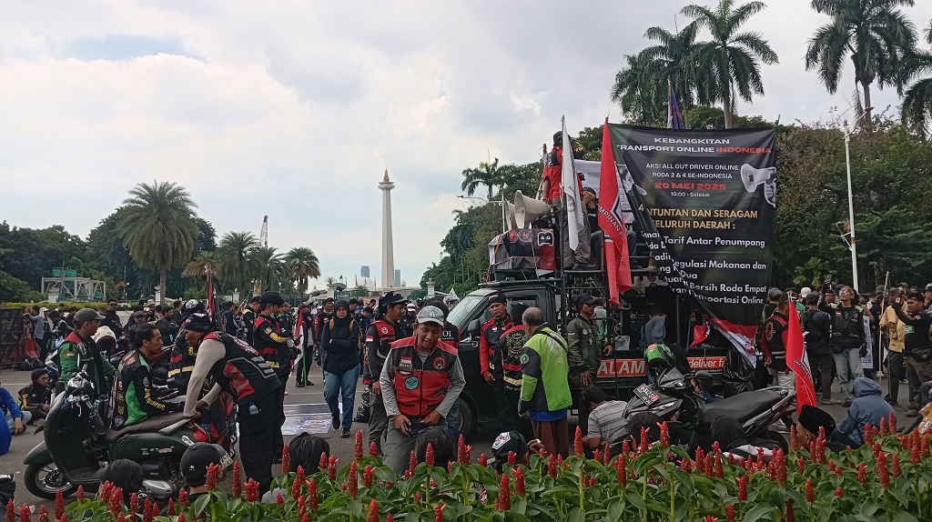 Massa Ojol Padati Kawasan Patung Kuda, Jalan Medan Merdeka Selatan Arah Stasiun Gambir Ditutup