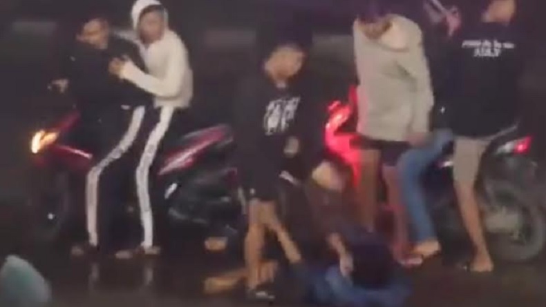 Brutal, Geng Motor Aniaya Pemuda di Cirebon Terekam CCTV