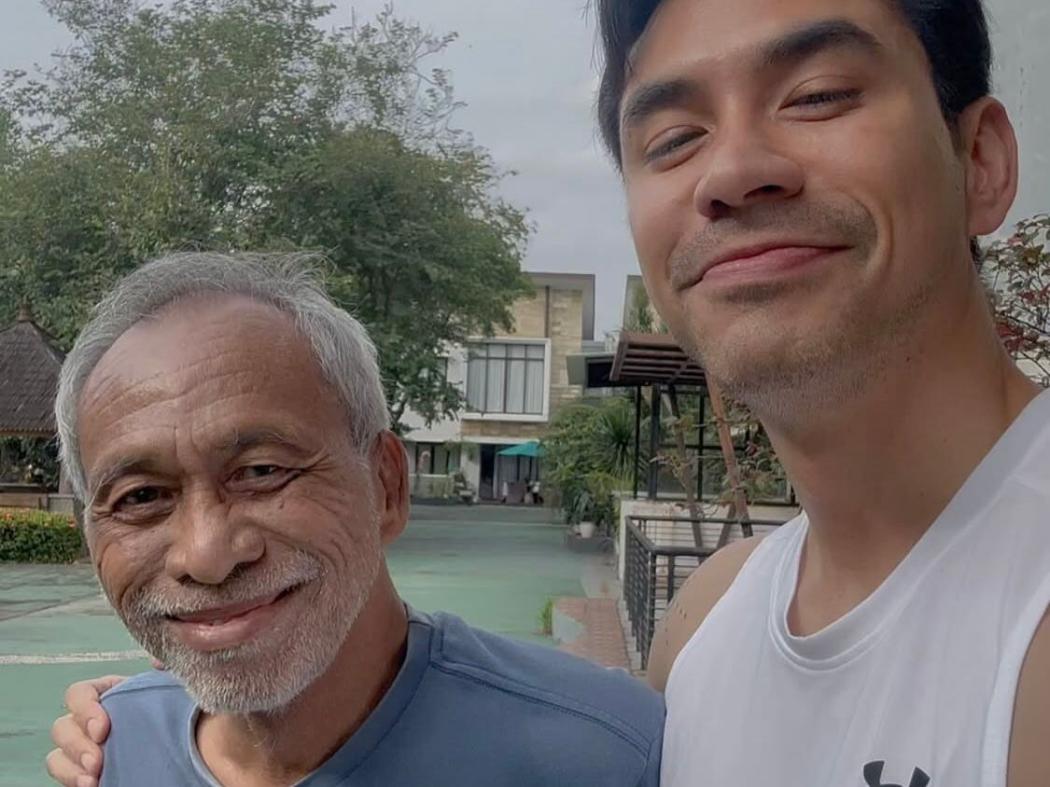 Darius Sinathrya Berduka, Sang Ayah Meninggal Dunia 