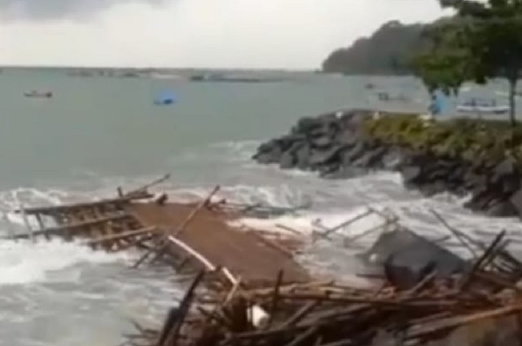 Badai Menerjang Pangandaran, BMKG Bandung: Waspada Cuaca Ekstrem 3 Hari ke Depan