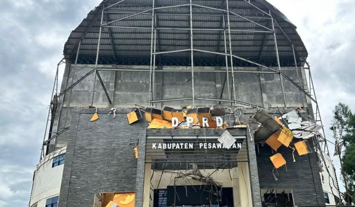 Tak Ada Angin dan Hujan, Atap Gedung DPRD Pesawaran Ambruk