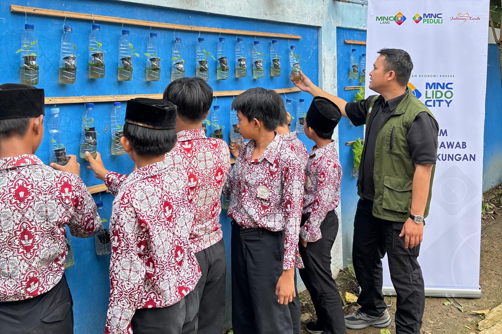 MNC Peduli dan MNC Land Edukasi Lingkungan lewat Vertical Garden di SDN Ciletuh