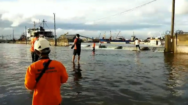 Tembok Penahan Air Laut Jebol, Pelabuhan Tanjung Emas  Semarang Terendam Banjir