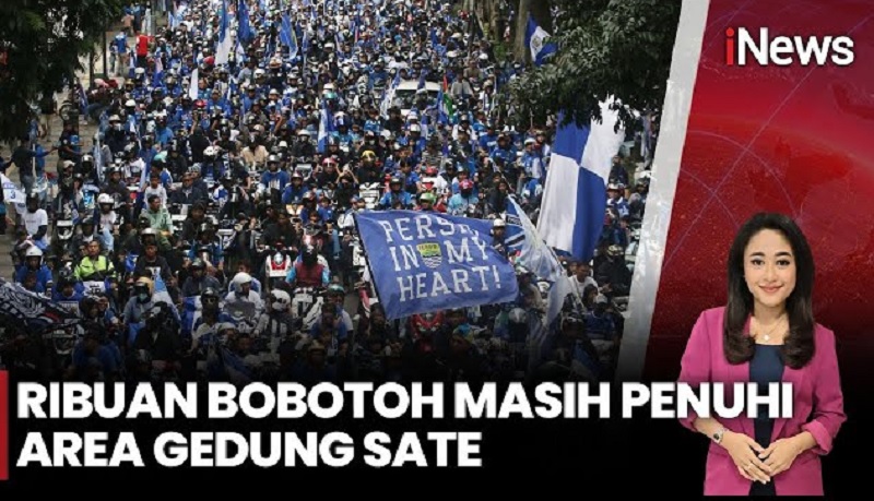 Suasana Meriah Pawai Persib, Gedung Sate Jadi Lautan Biru