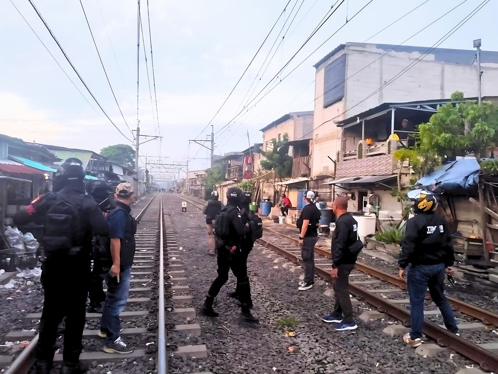 Kampung Bahari Digerebek, Polisi Tangkap 9 Orang dan Sita Sajam-Narkoba