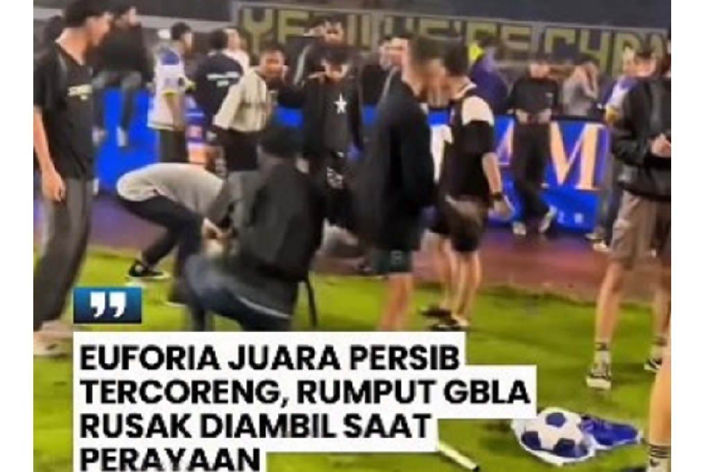 Foto-foto Aksi Bobotoh Bawa Pulang Rumput Stadion GBLA, Kenang-kenangan atau Perusakan?