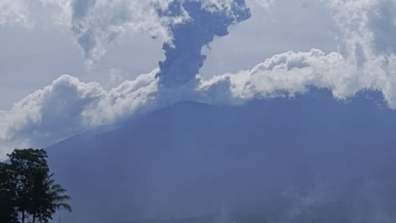 Gunung Marapi Meletus, Masyarakat Diminta Tak Beraktivitas Radius 3 Km dari Kawah Verbeek