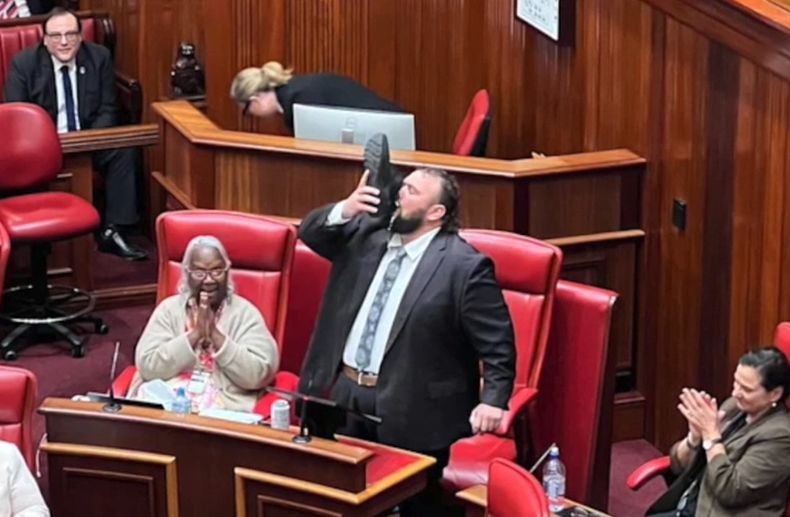 Viral, Anggota Parlemen Australia Ini Minum Bir dari Sepatu