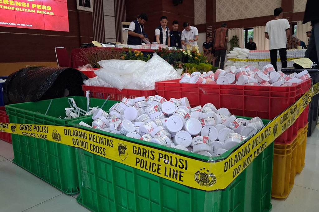 Polisi Gerebek Pabrik Skincare Palsu di Bekasi, Omzet Tembus Rp1,2 Miliar 