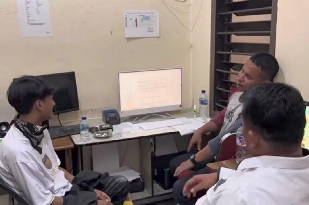 Polisi Tangkap 1 Bobotoh yang Viral Rusak Rumput dan Jaring Gawang Stadion GBLA