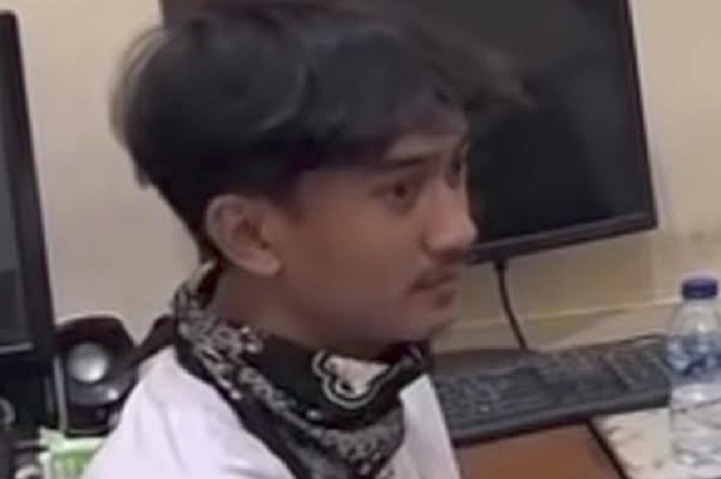 Polisi Buru Bobotoh yang Viral Rusak Rumput dan Jaring Gawang Stadion GBLA