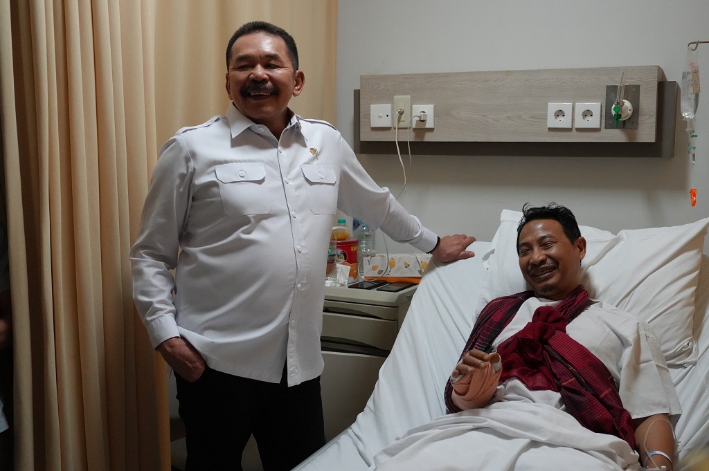 Jaksa Agung Jenguk Pegawai Kejagung yang Dibacok di Depok, Ingatkan Waspada