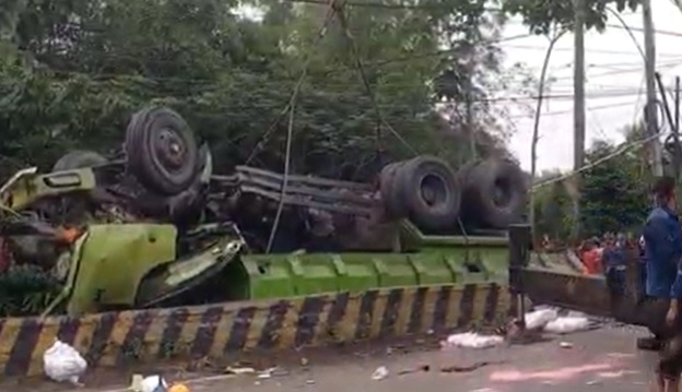 Detik-Detik Mengerikan Truk Rem Blong Tabrak Pikap dan Motor di Probolinggo, 4 Tewas
