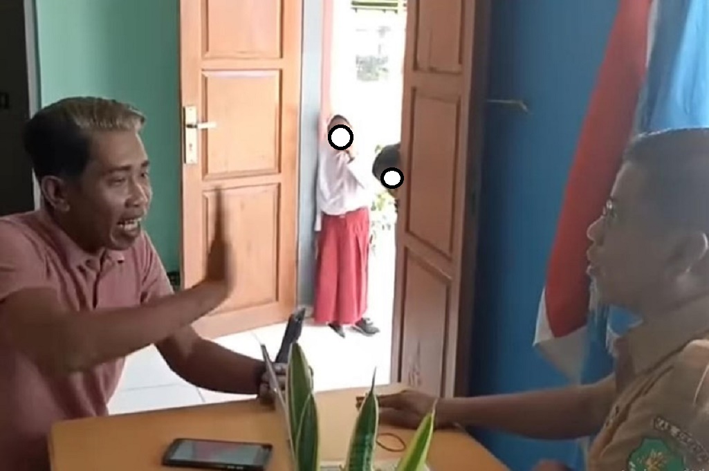 Viral Oknum LSM Gebrak Meja Tanya Dana Bos ke Kepsek SD di Sumenep, Siswa Ketakutan