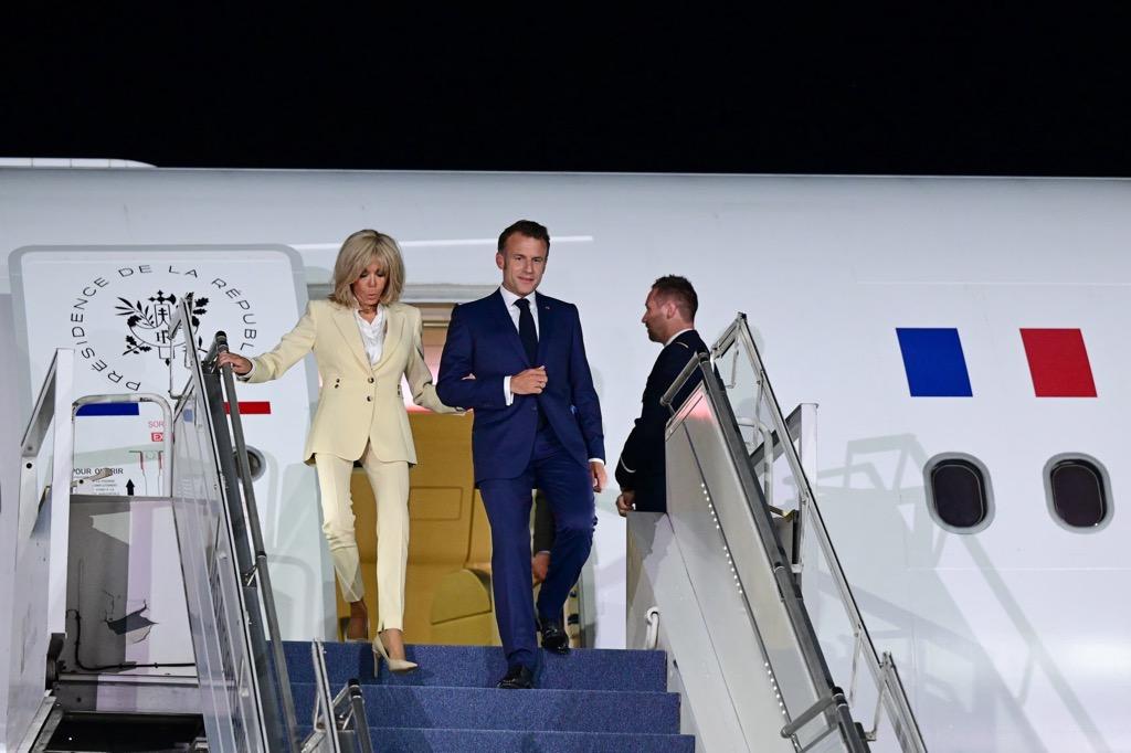 Momen Mesra Macron dan Istri saat Tiba di Jakarta, Gandengan Tangan Turun Pesawat  
