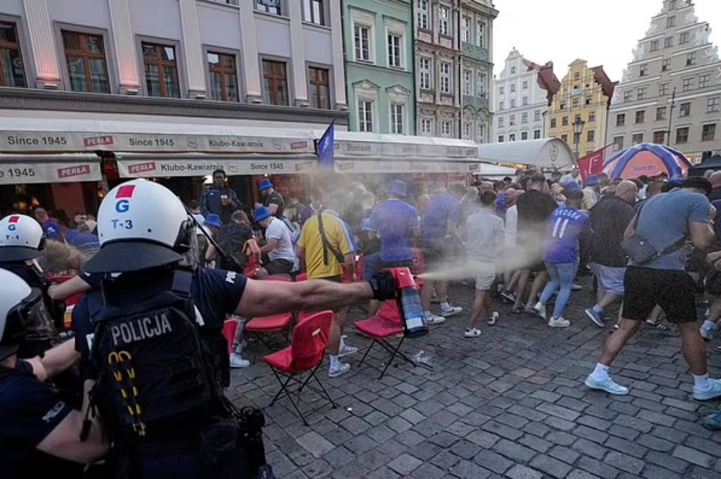 Suporter Chelsea dan Real Betis Bentrok di Polandia jelang Final Liga Konferensi Eropa