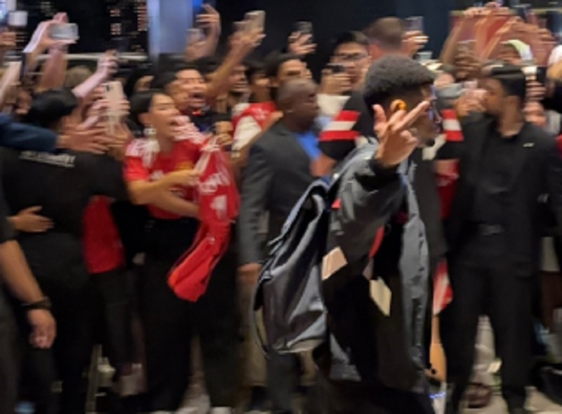 Viral Bintang MU Amad Diallo Acungkan Jari Tengah ke Arah Fans di Malaysia: Ibu Saya Dihina!