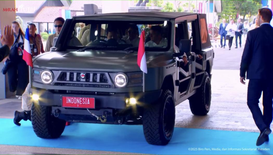 Bukan Mobil Mewah, Presiden Prabowo dan Macron Keliling Akmil Magelang Naik Pindad Maung