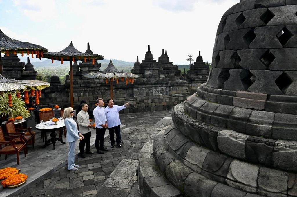 Potret Prabowo, Macron dan Brigitte di Atas Candi Borobudur, Kagumi Warisan Budaya