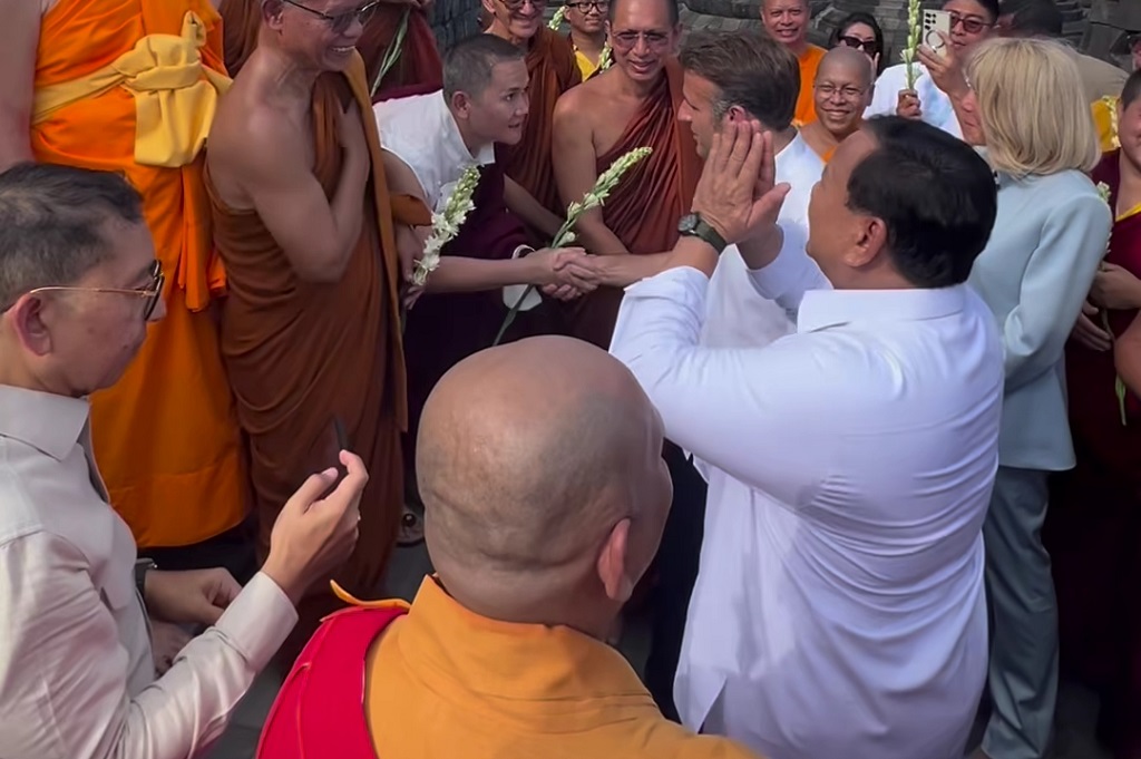 Prabowo dan Macron Naik Stairlift, Capai Stupa Teratas Candi Borobudur