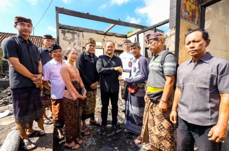 Wabup Badung Serahkan Bantuan Sosial untuk Dua Warga di Kelurahan Kapal