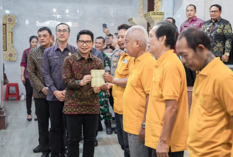 Bupati Badung Salurkan Bantuan Sosial Hari Raya Keagamaan untuk Umat Buddha