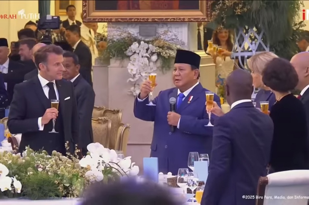 Seskab Teddy soal Minuman Prabowo-Macron saat Gala Dinner: Bukan Wine
