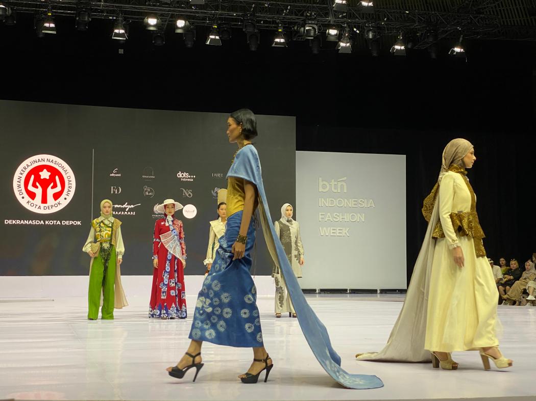 Depok Pride! Warna-Warni Wastra Hebohkan Runway IFW 2025
