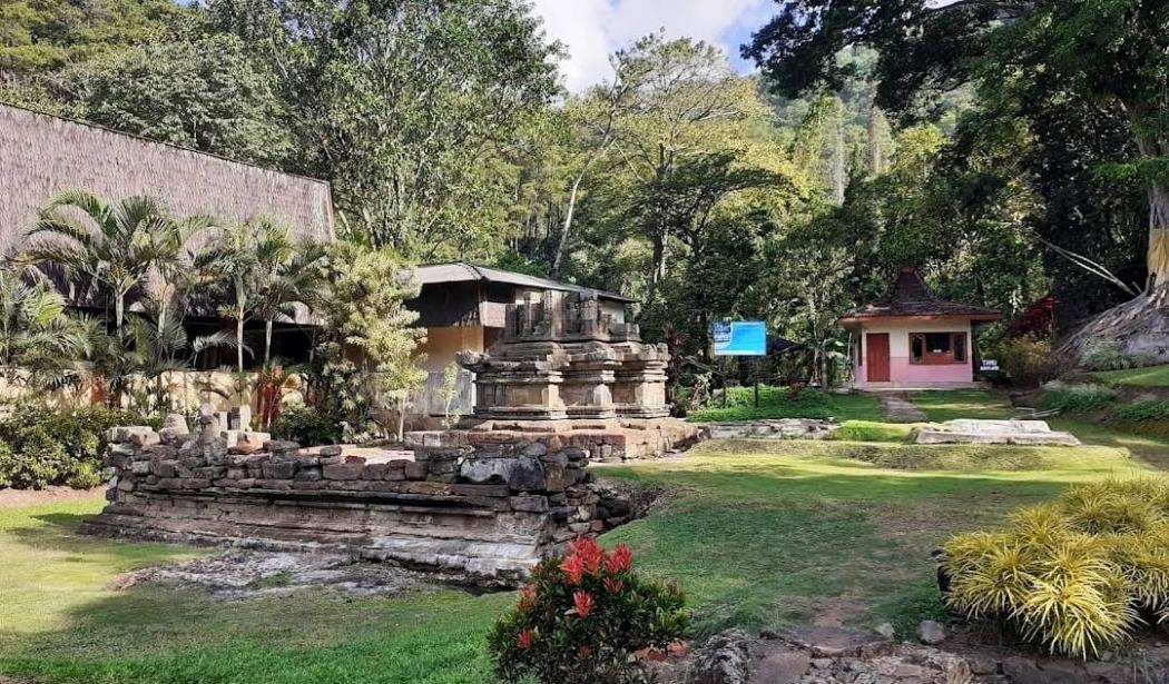 Mitos di Lokasi Wisata Bersejarah, Misteri Perempuan Berbaju Merah Penghuni Kawasan Candi Songgoriti