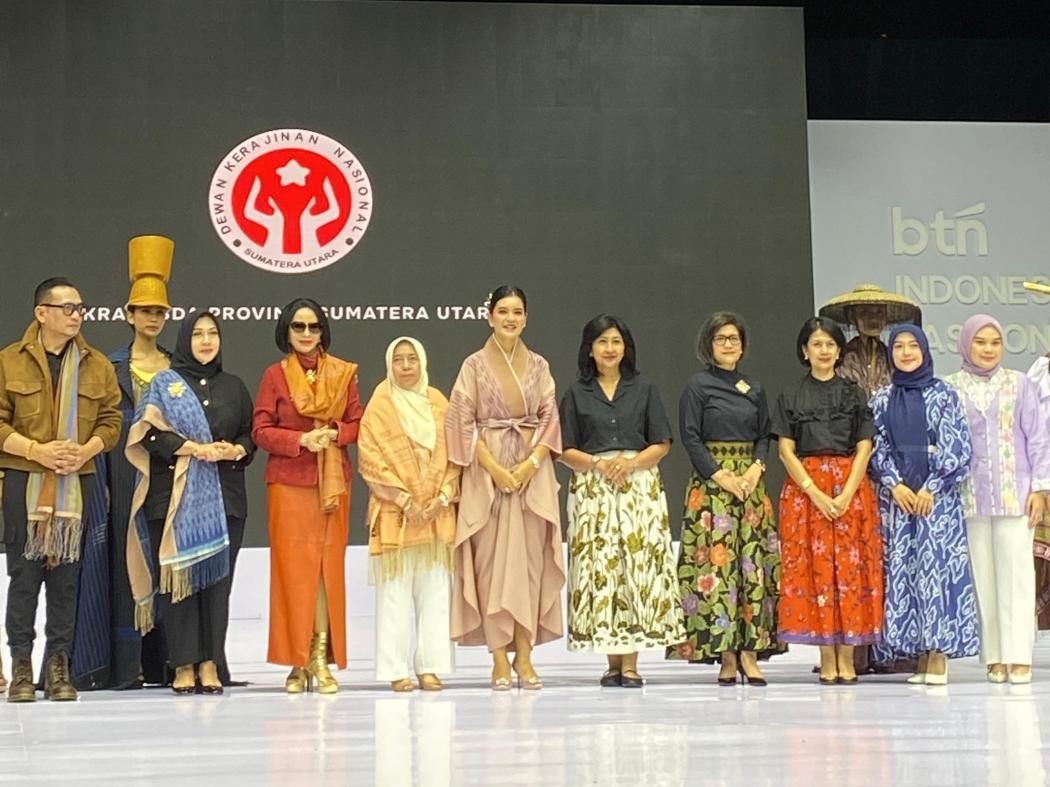 Gaya Kahiyang Ayu di IFW 2025, Anggun Pakai  Tenun Kimono dari Samosir   