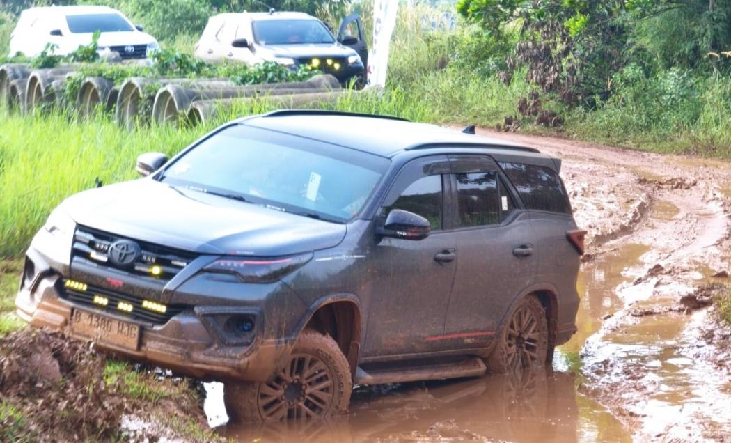 Terjang Lintasan Ekstrem, Komunitas Fortuner ID42NER Geber Jalanan Off-Road di BSD