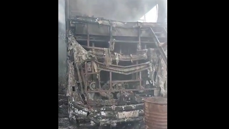 Kru Bus yang Terbakar di Bangkalan Diperiksa Polisi, 2 Karung Rokok Ilegal Disita