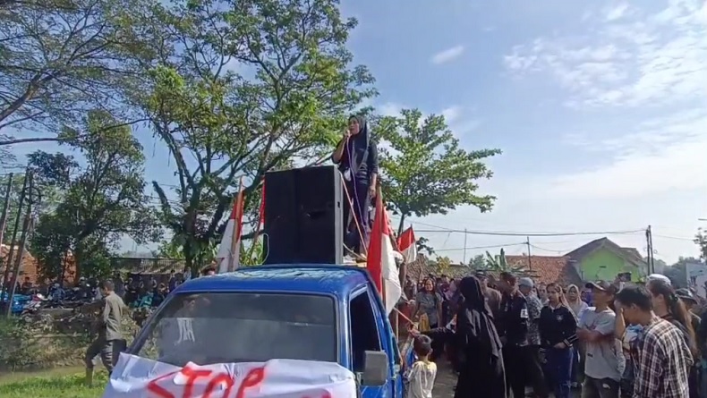 Marah karena Diduga Dana Bantuan Diselewengkan, Ratusan Emak-Emak di Cianjur Serbu Kantor Desa