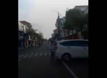 Viral Jukir Pasang Paku di Ban Mobil Wisatawan Religi Pasuruan