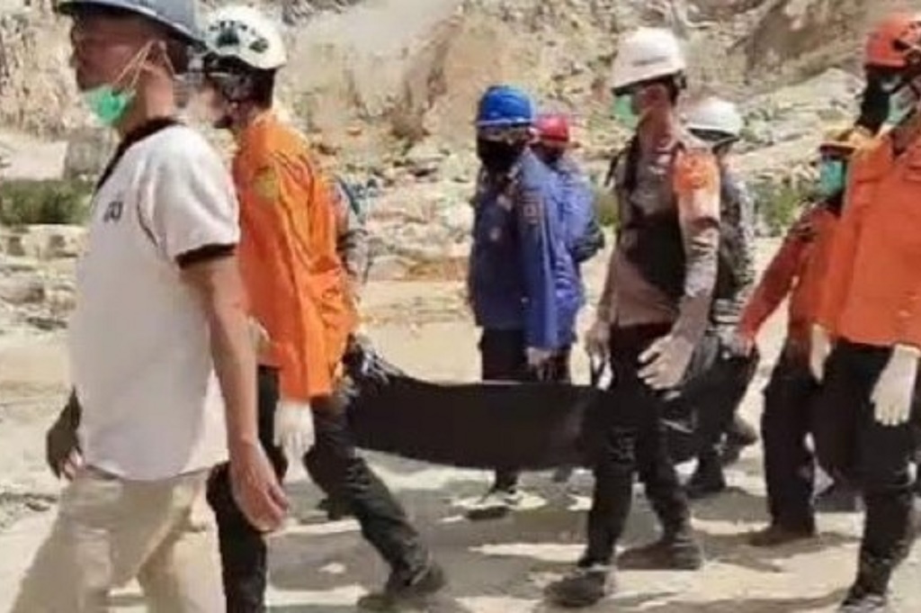 Update Longsor Tambang Gunung Kuda Cirebon, Korban Tewas ke-20 Ditemukan