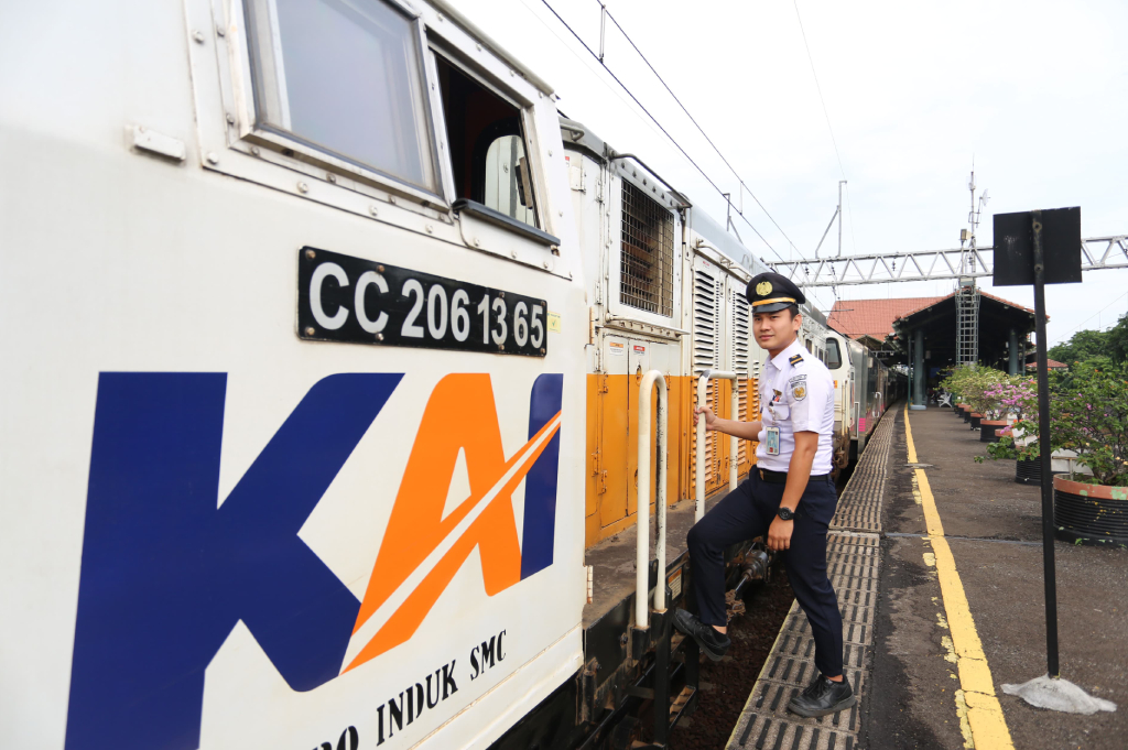 Mengemudi di Atas 100 Km Per Jam, Begini Cara Masinis Menjamin Keamanan Perjalanan Kereta Jarak Jauh