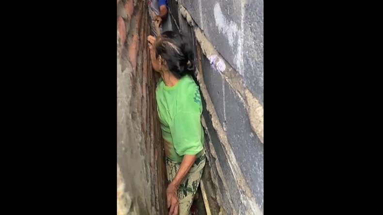 Viral ! Nenek 74 Tahun Terjepit di Celah Sempit Dua Bangunan di Gresik