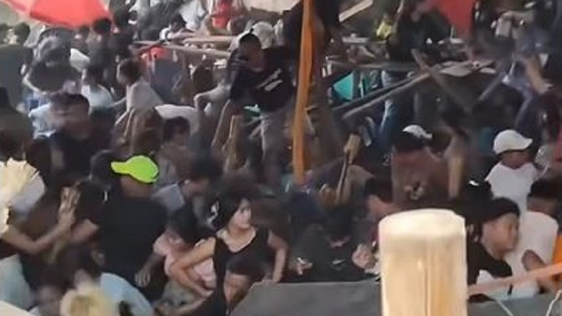 Viral Panggung Acara Syukuran Ambruk di Palembang, Puluhan Tamu Nyemplung ke Sungai saat Asyik Joget