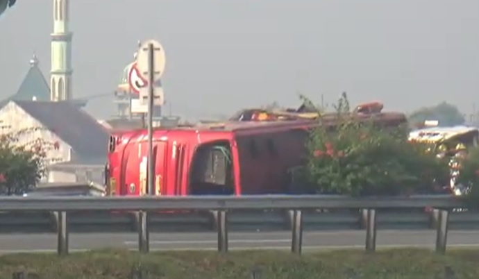 Bus Nusa Bali Terguling di Tol Jombang gegara Sopir Mengantuk, 18 Luka-Luka
