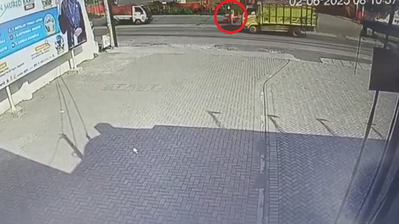 Kecelakaan Tragis di Mojokerto Terekam CCTV, Pemotor Usai Isi BBM Tewas Terlindas Truk