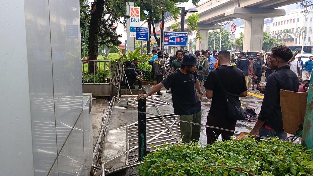 Mahasiswa Papua Gelar Demo di Kementerian HAM, Paksa Bertemu Natalius Pigai hingga Pagar Jebol