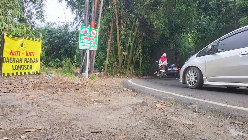 Retakan Tanah Muncul di Jalan Kolonel Masturi Bandung Barat, Pengendara Diminta Waspada
