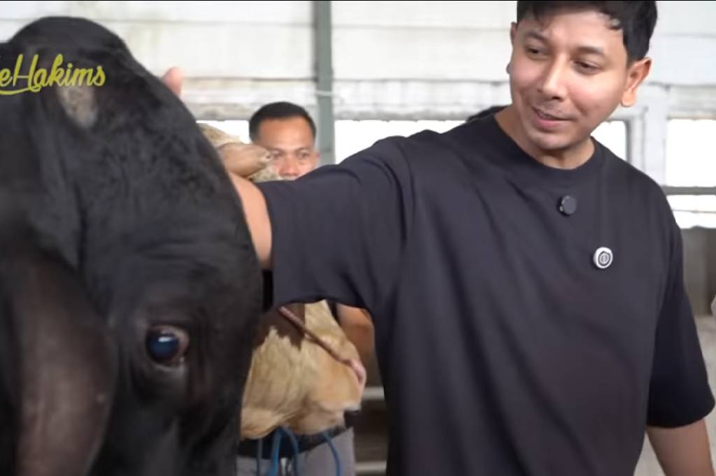 Heboh! Raffi Ahmad Belikan Sonny Septian Sapi Jumbo untuk Idul Adha