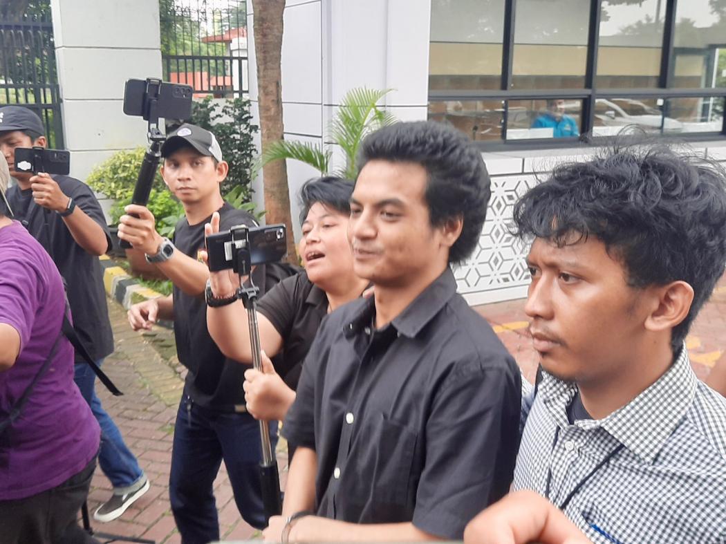 Viral Penampilan Terbaru Vadel Badjideh yang Kini Resmi Diserahkan ke Kejari Jaksel   