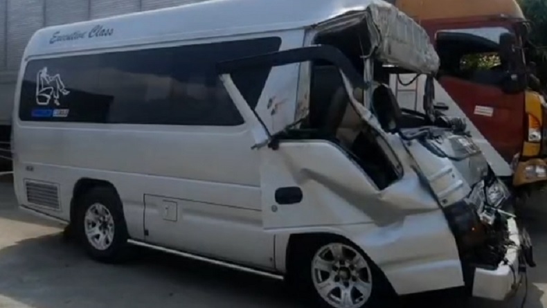 Kecelakaan di Tol Kanci-Pejagan, Mobil Travel Penuh Penumpang Tabrak Truk