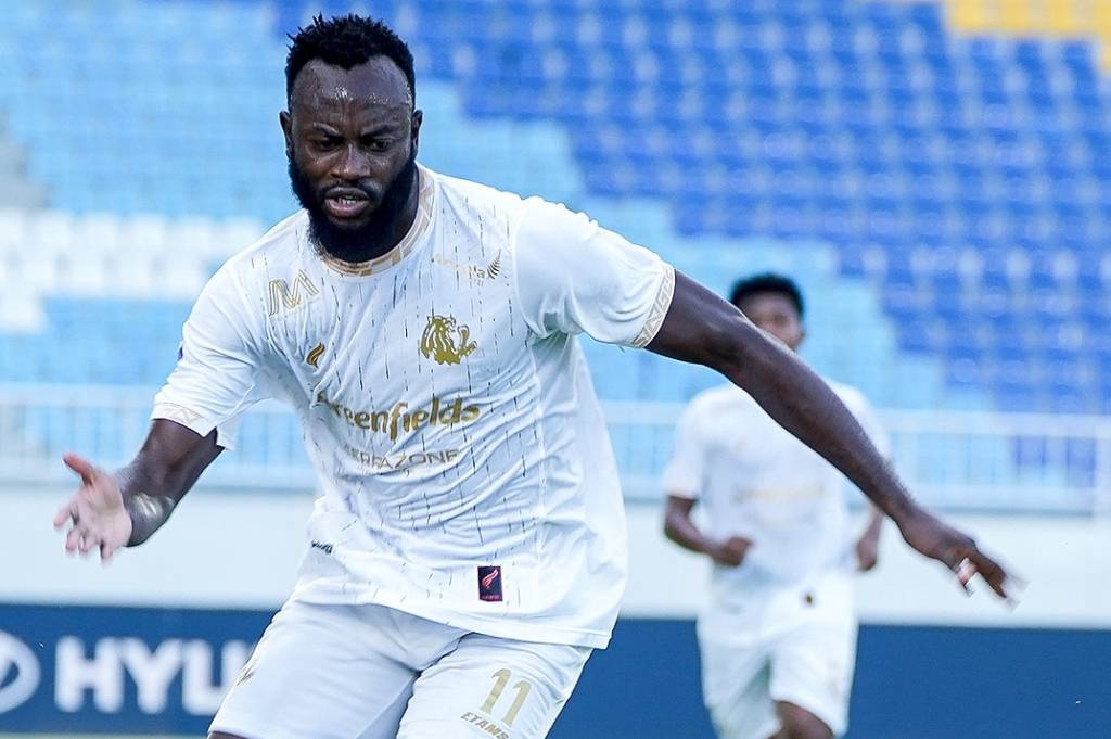 Arema FC Guncang! Kepergian Charles Lokolingoy Picu Efek Domino dalam Skema Tim Musim Depan