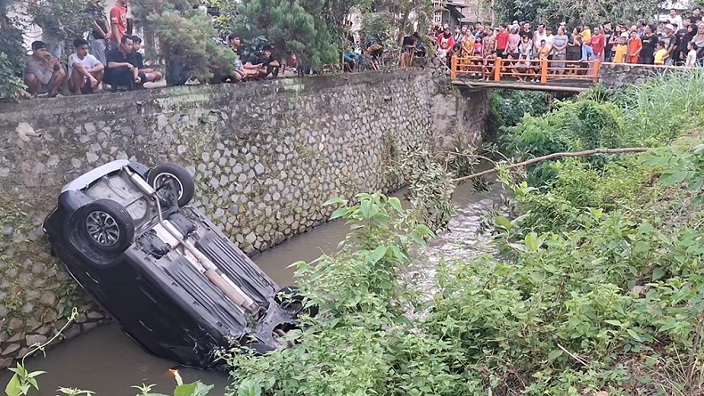 Kecelakaan, Mobil Anggota DPRD Tulungagung Tercebur ke Sungai 