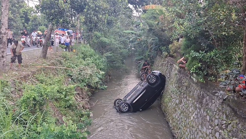 Kronologi Mobil Anggota DPRD Tulungagung Tercebur ke Sungai, Sempat Tabrakan dengan Brio