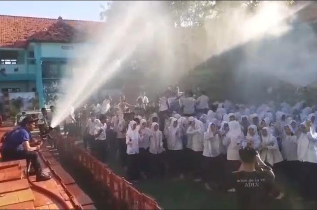 Viral Siswa SMP di Sampang Rayakan Kelulusan Disiram Damkar Sambil Joget, Haru dan Seru!